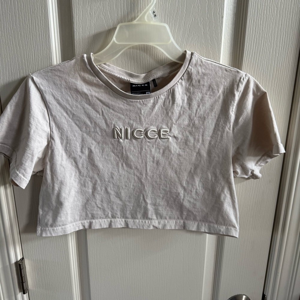 Nicce Ersa Cropped T-Shirt Womens Medium Cream Embroidered Logo Short Sleeve Top
